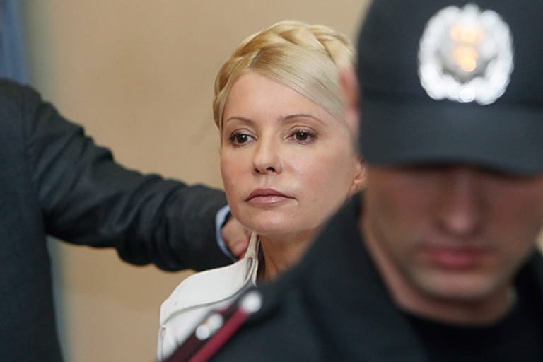 Wenige Wochen vor Beginn der Fußball-EM spitzt sich die Diskussion um Menschenrechtsverletzungen in der Ukraine im Fall Julia Timoschenko zu.