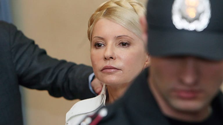 Wenige Wochen vor Beginn der Fußball-EM spitzt sich die Diskussion um Menschenrechtsverletzungen in der Ukraine im Fall Julia Timoschenko zu.
