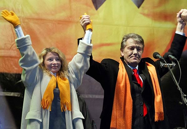 Ein Bild aus besseren Zeiten, die Orangene Revolution in der Ukraine: Im Dezember 2004 wurde Viktor Juschtschenko Präsident, Timoschenko Ministerpräsidentin. Wenige Jahre darauf waren die Symbolfiguren einer friedlichen Revolution hoffnungslos zerstritten, Viktor Janukowitsch übernahm das Zepter.