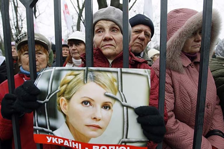 Während der Fußball-EM 2012 sitzt Timoschenko noch immer hinter Gittern. Viele Politiker bleiben den Spielen deshalb aus Protest fern.