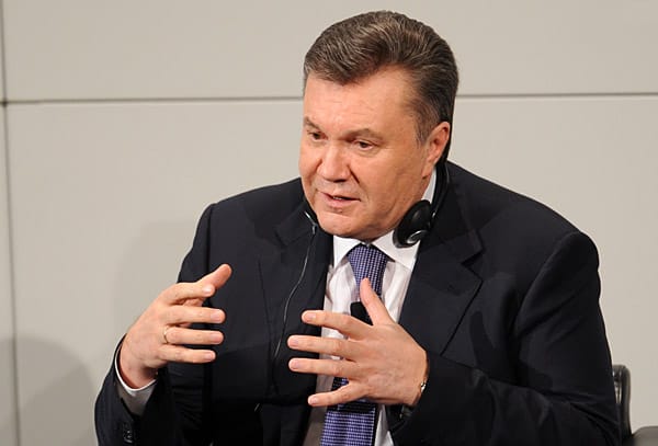 Dann kommt die Präsidentschaftswahl Im Februar 2010. Diesmal setzt sich Janukowitsch durch. Er wird Präsident der Ukraine. Unter seinem Zepter sind die politischen Freiheiten im Land eingeschränkt, Menschenrechtsverletzungen sind an der Tagesordnung.