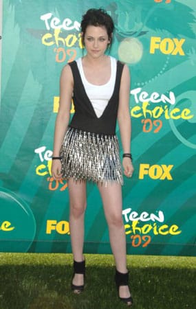 Den extravaganten Minirock (?) aus Metallspitzen (?) trug Kirsten Stewart bei den "Teen Choice Awards", ebenfalls im Jahr 2009.