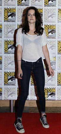 Auch in diesem Outfit, in dem sie bei der Comic Con im Juli 2011 erschien, hätte sich Kirsten Stewart problemlos in jedem Rockschuppen wohl gefühlt.
