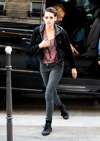 Aber auch 2012 bevorzugt Kristen Stewart privat die bequeme Klamotten-Variante, wie hier beim Verlassen eines Hotels in Paris.