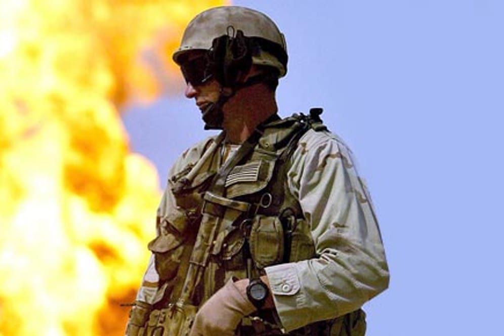 US-Soldat vor einer brennenden Ölquelle im Irak: Bereits heute gibt es Kriege um das Öl.