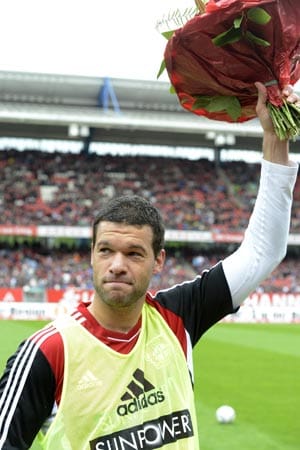 Vom Leitwolf zur tragischen Figur: Nach zwei schwierigen Jahren geht für Michael Ballack das zweite Kapitel bei Bayer Leverkusen zu Ende. Wo der scheidende Mittelfeldstar seine Karriere beenden wird, hat er bislang offen gelassen.