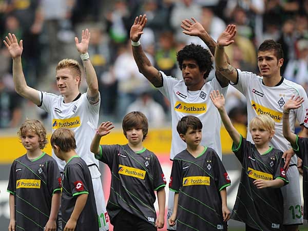 Auf Borussia Mönchengladbach wartet in der Sommerpause große Umbauarbeit. Mit Marco Reus, Dante und Roman Neustädter verlassen gleich drei Stützen den Klub. Gegen Augsburg feierten sie ihren letzten Heimauftritt.