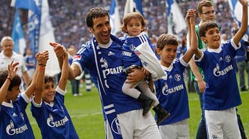Nach zwei intensiven Jahren auf Schalke verabschiedet sich Raul wieder von Königsblau und auch aus der Bundesliga. Nach dem letzten Heimspiel sagt der Senor gemeinsam mit seinen vier Jungs und seiner Tochter "Adios".