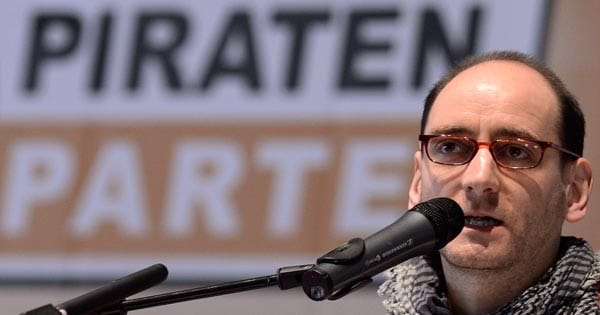 Er löst Geschäftsführerin Marina Weisband ab: Occupy-Mitglied Johannes Ponader. Der 35-Jährige sieht sich als "Gesellschaftskünstler". Er löst Geschäftsführerin Marina Weisband ab: Occupy-Mitglied Johannes Ponader. Der 35-Jährige sieht sich als "Gesellschaftskünstler".