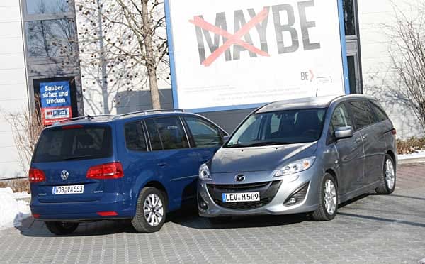 Kompakt-Vans im Vergleich: Der nüchterne VW Touran gegen den schwungvollen Mazda5.
