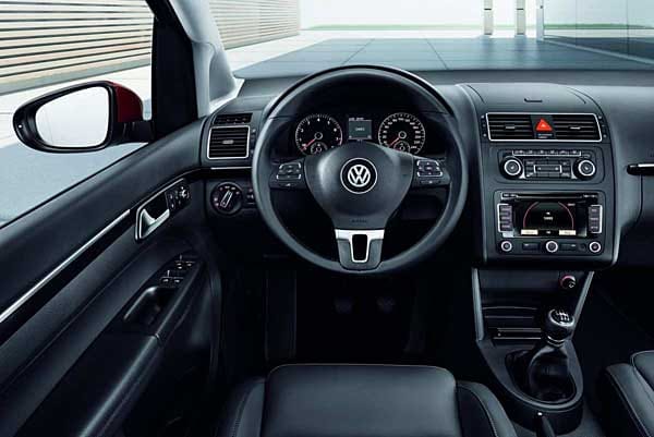 Die Anmutung des Innenraums und des Cockpits gefällt beim VW Touran besser.