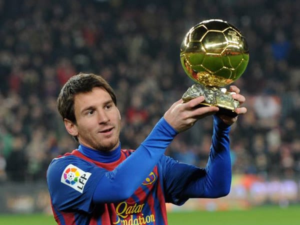 Ende 2009 wird Messi mit dem größten Vorsprung in der 54-jährigen Geschichte der prestigeträchtigen Auszeichnung zu "Europas Fußballer des Jahres" gekürt. Von 2010 bis 2012 (Foto) wird er zudem als erster Spieler dreimal in Folge zum "Weltfußballer des Jahres" gewählt. Messi ist außerdem der erste und bisher einzige Spieler, der in der CL dreimal hintereinander Torschützenkönig wurde. Bereits 2008 bezeichnet ihn Pelé als besten Spieler der Welt. Messi selbst sind solche Superlative eher unangenehm.