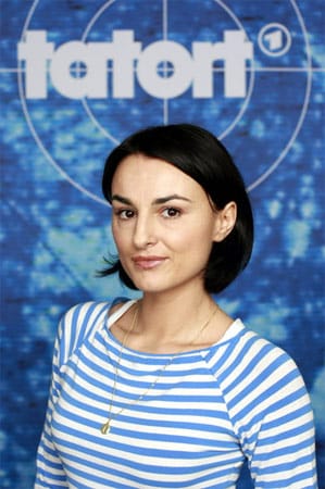 Sie geht im Stuttgarter "Tatort" auf Verbrecherjagd: Die hübsche Kriminaltechnikerin Nika Banovic, gespielt von Miranda Leonhardt. So viel Schönheit blieb auch dem "Playboy" nicht verborgen, für den sich die gebürtige Kroatin 2009 ablichten ließ.