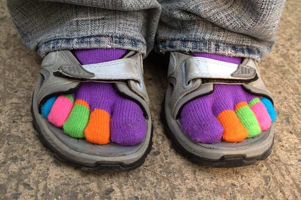 Bunte Wollsocken in Sandalen sind bei Männern wie Frauen ein schlimmer Mode-Fauxpas.