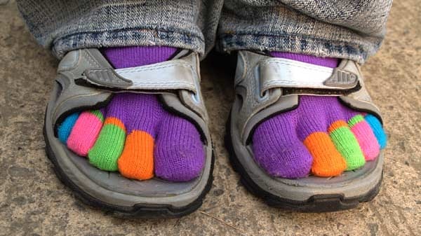 Bunte Wollsocken in Sandalen sind bei Männern wie Frauen ein schlimmer Mode-Fauxpas.