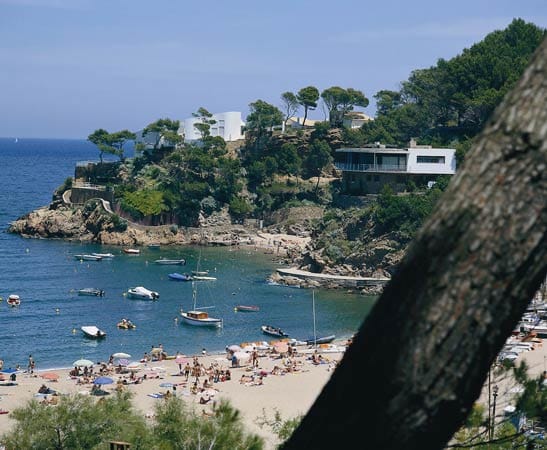 Sa Riera an der Costa Brava: Die Bucht wirkt wie gemalt: feinsandig, tiefblaues, flaches Wasser, angenehm übersichtlich.