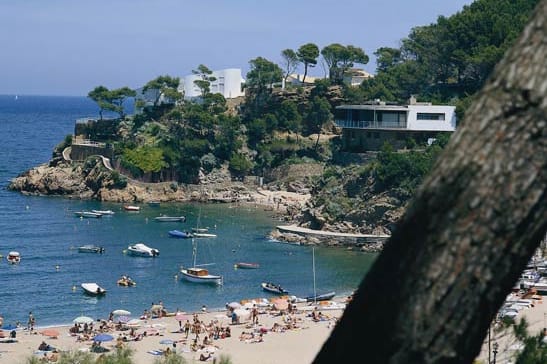 Sa Riera an der Costa Brava: Die Bucht wirkt wie gemalt: feinsandig, tiefblaues, flaches Wasser, angenehm übersichtlich.