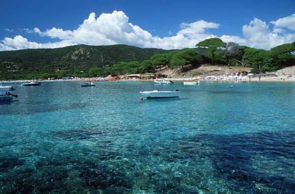 Das Meer schimmert in allen Blautönen, der feine Sandstrand läuft flach im Wasser aus, dazwischen Granitbrocken a là Seychellen: Plage de Palombaggia auf Korsika.