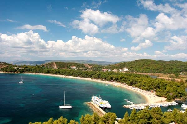 Skíathos ist für viele Urlauber die Insel Griechenlands mit den schönsten Stränden. Weit über 60 Badebuchten sorgen für abwechslungsreiche Urlaubstage. Die bekannteste und markanteste ist die rund 600 Meter lange, von Bäumen und viel Grün umgebene Koukounaríes-Bucht.