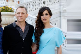 Daniel Craig posiert mit den Bond-Girls Naomie Harris (li.) und Bérénice Marlohe (re.).