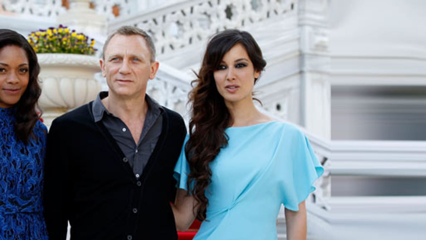 Daniel Craig posiert mit den Bond-Girls Naomie Harris (li.) und Bérénice Marlohe (re.).