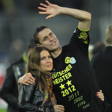 Auch Dortmunds Kapitän freut sich über den Titelgewinn - und über seine hübsche Tina.