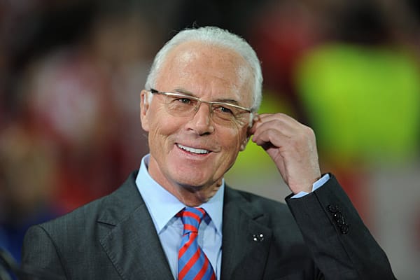 Als wäre nichts gewesen: Franz Beckenbauer verteilt Lob an Arjen Robben.
