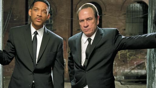 Agent J und Agent retten in "Men in Black 3" wieder die Erde.