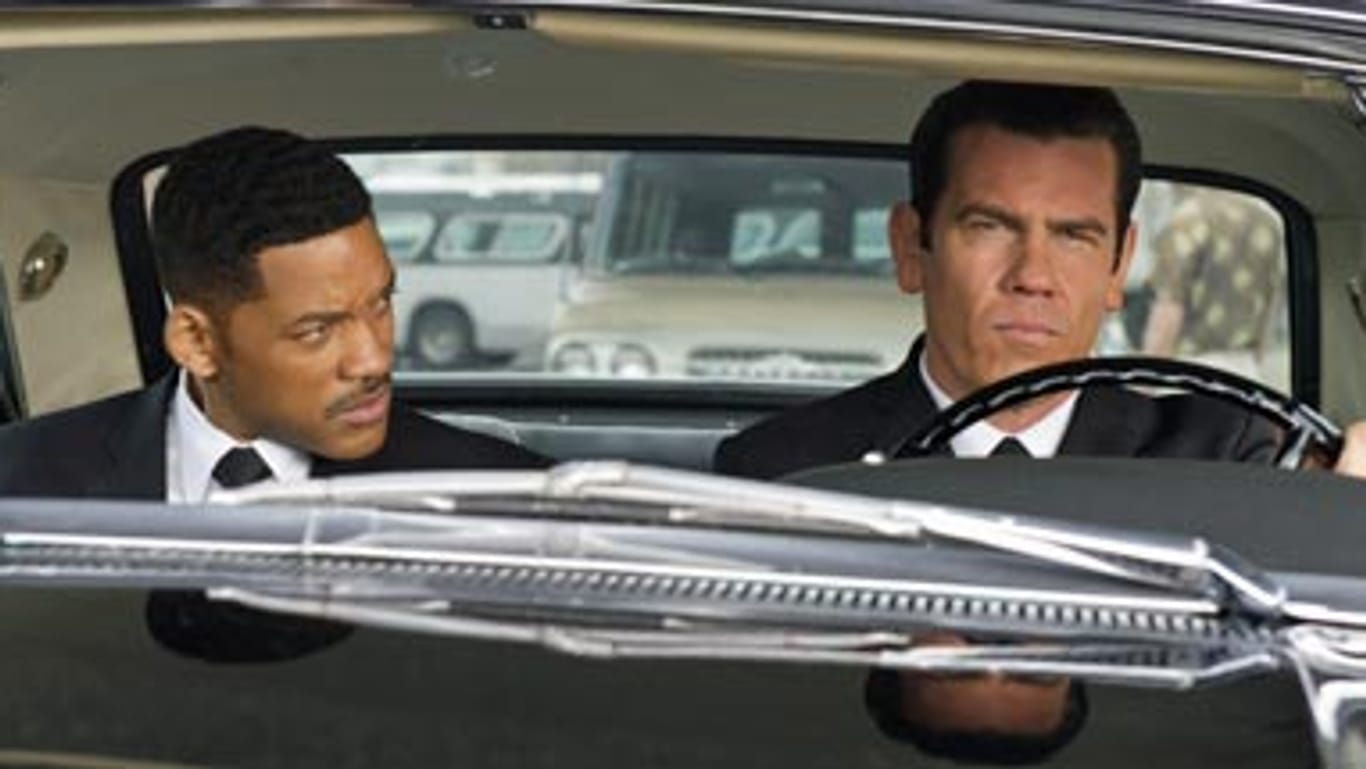 Agent K (Josh Brolin, rechts) in jungen Jahren - da staunt Agent J (Will Smith) nicht schlecht.