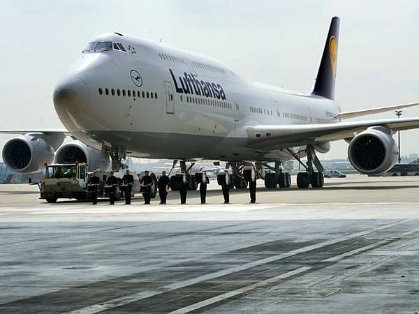 Mit einem Trommelwirbel wurde die fabrikneue Boeing 747-8 am 2. Mai 2012 auf dem Flugfeld in Frankfurt begrüßt.