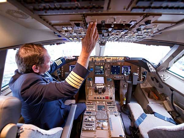 Seltener Einblick: Flugkapitän Elmar Boje präsentiert das Cockpit der neuen 747-8. Boje hatte die Maschine mit drei Piloten nach Frankfurt gesteuert.