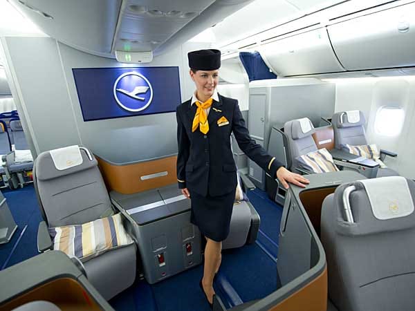 Die Business-Class des neuen Lufthansa-Jumbos erinnert an frühere First-Classes. Die neuen Sitze im Langstreckenflieger sind geräumiger und bequemer.