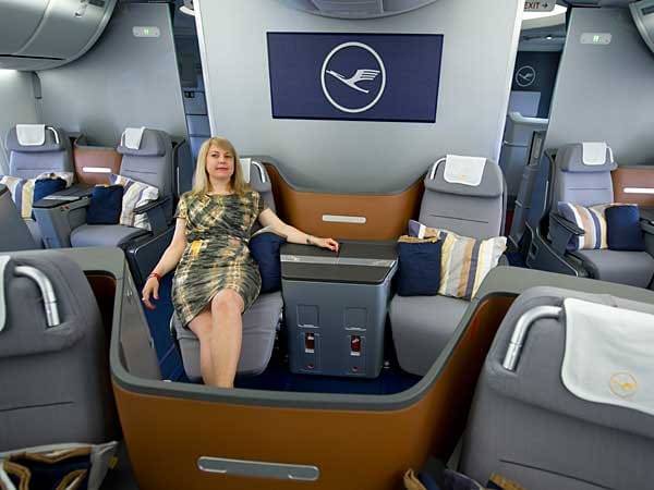 Nochmal ein Foto aus der Business-Class des neuen Lufthansa-Langstreckenfliegers. Die Sitze lassen sich in verschiedene Ruhepositionen bringen - bis hin zur Waagerechten für Schlafwillige.