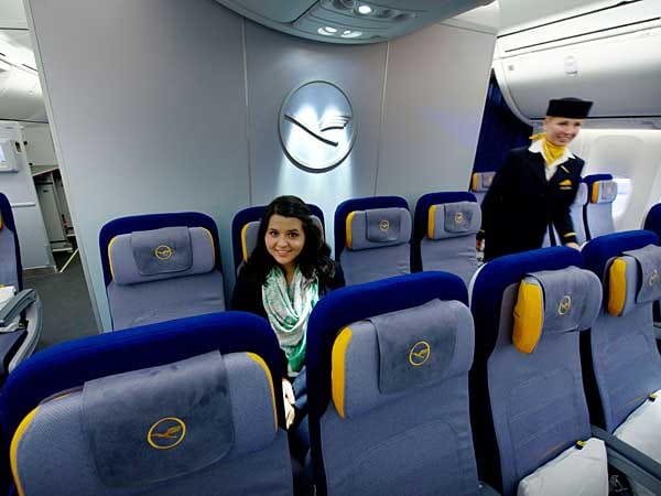 Auch die Economy-Class im neuen Lufthansa-Jumbo wurde neu gestaltet. Mit weiterhin zehn Sitzen pro Reihe (3-4-3) bleibt das Platzangebot aber beschränkt.
