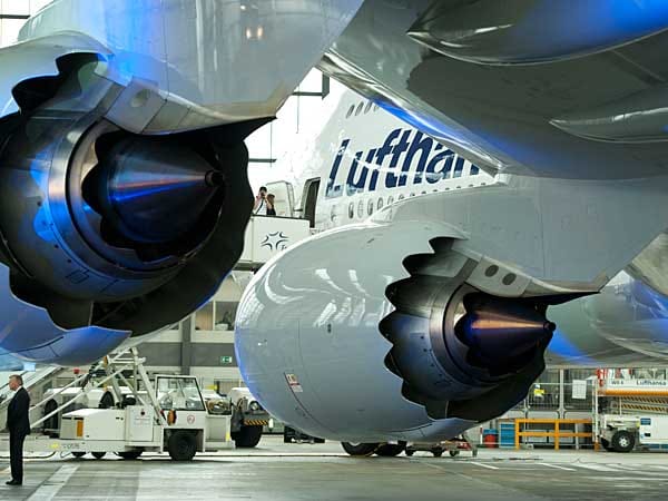 An den markanten, neuartig gestalteten Triebwerken wird man die neue Boeing 747-8 schnell erkennen. Der neu entwickelte Flieger ist mit 76,3 Metern mehr als fünf Meter länger als die Vorgängerin 747-400 und soll deutlich leiser und effizienter sein.