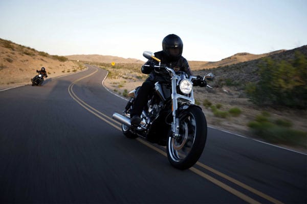 Die Harley-Davidson VRSCF V-Rod Muscle stellt mit ihrer bulligen Optik ihre Kraft unverhohlen zur Schau. Die Preisliste startet bei 18.445 Euro.