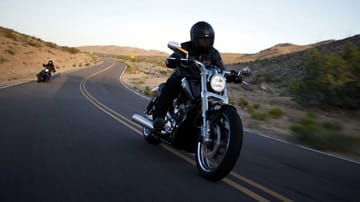 Die Harley-Davidson VRSCF V-Rod Muscle stellt mit ihrer bulligen Optik ihre Kraft unverhohlen zur Schau. Die Preisliste startet bei 18.445 Euro.