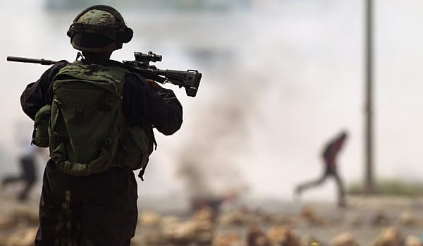 Die israelischen Behörden nennen keinen Grund für die Verhaftungen. Es heißt lediglich, die Gefangenen würden ein Sicherheitsrisiko darstellen. Die israelischen Behörden nennen keinen Grund für die Verhaftungen. Es heißt lediglich, die Gefangenen würden ein Sicherheitsrisiko darstellen.