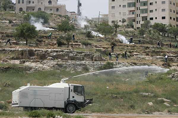 Entgegen internationalem Recht sind die Haftanstalten nicht in der Heimat der Gefangenen, sondern in Israel. Die Haft kann immer wieder verlängert werden, die Inhaftierten haben keine Gelegenheit, die Vorwürfe anzufechten. Entgegen internationalem Recht sind die Haftanstalten nicht in der Heimat der Gefangenen, sondern in Israel. Die Haft kann immer wieder verlängert werden, die Inhaftierten haben keine Gelegenheit, die Vorwürfe anzufechten.