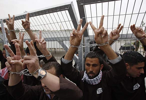 Die sogenannte Verwaltungshaft erlaubt es Israel, Häftlinge unbegrenzt ohne Erhebung einer Anklage festzuhalten. Die sogenannte Verwaltungshaft erlaubt es Israel, Häftlinge unbegrenzt ohne Erhebung einer Anklage festzuhalten.