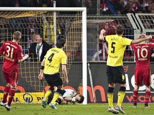 Top: Es ist die Szene der Bundesliga-Saison. Nach dem 1:0 durch Robert Lewandowskis Hackentor, tritt Arjen Robben zum Foulelfmeter an und scheitert kläglich an BVB-Keeper Roman Weidenfeller.