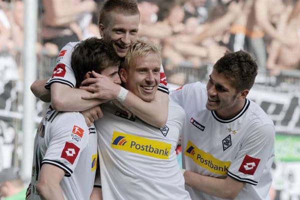 Top: In den Relegationsspielen konnte Borussia Mönchengladbach dem Bundesliga-Abstieg 2011 noch einmal von der Klinge springen. In der vergangenen Spielzeit wurden die Fohlen dann zum Überraschungsteam der Saison. Angeführt von einem überragenden Marko Reus (oben) beendete Gladbach die Spielzeit mit einem guten vierten Tabellenplatz und spielt nun die Qualifikation für die Champions-League. Dann kommt es erneut auf die Kaltschnäuzigkeit von Mike Hanke (Mitte) an.