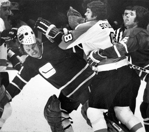Die beiden längsten Sperren der NHL-Geschichte liegen allerdings noch weiter zurück. 1975 wird Dan Maloney von den Detroit Red Wings nach einer wilden Prügelattacke mit Brian Glennie (Toronto Maple Leafs) für zwei Jahre gesperrt - aber nur für Spiele in Toronto. Lebenslang wurde bislang aber erst ein Spieler in Nordamerika gesperrt: Billy Coutu schlug Schiedsrichter Jerry LaFlamme. Er musste seine Karriere daraufhin in einer anderen Liga fortsetzen.