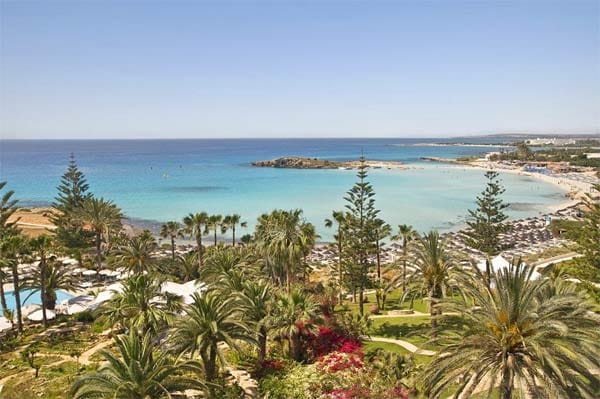 Im Herzen der berühmten "Nissi-Bucht" auf Zypern am wunderbaren Strand liegt das moderne "Nissi Beach Resort".