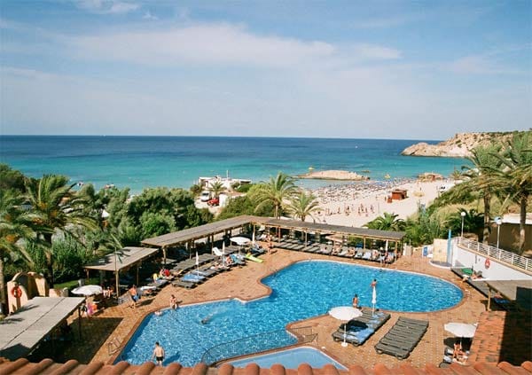 Moderne Ausstattung, freundlicher Service und eine unschlagbare Lage – das "Hotel Insotel Club Tarida Beach" bietet alles für den perfekten Urlaub unter der Sonne Ibizas.