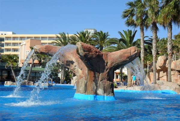 In Roquetas de Mar, an der schönen Costa de Almeria, befindet sich der moderne Club "Playacapricho Hotel" mit großflächiger Gartenanlage.
