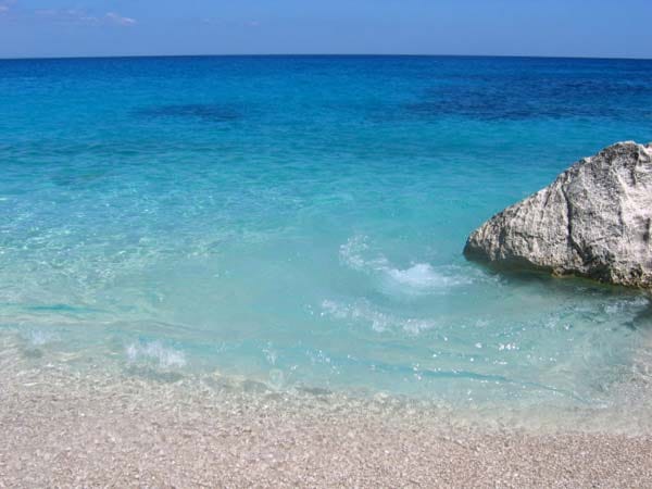 Für Robinsonaden wie geschaffen ist die winzige Isola Budelli an der Nordspitze Sardiniens: Eine unbewohnte Insel mit zauberhaften Stränden, die nur mit dem Boot zu erreichen sind, kristallklare Wasser und Dutzende intime Nischen fürs Sonnenbad haben noch jeden Besucher zum Schwärmen gebracht.
