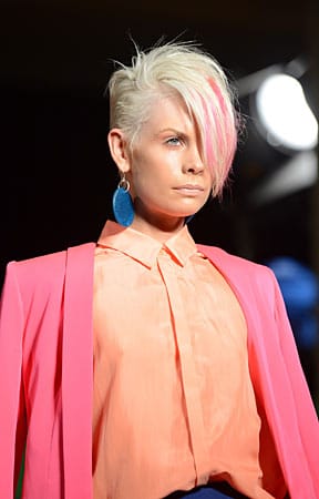 Auch wenn knallige Farben zu flippigen Frisuren wie diesem asymmetrischem Schnitt passen – nur ganz wenigen steht der extreme Look. Zudem trug ihn Sängerin Pink bereits vor rund drei Jahren – ist also auch nicht wirklich neu.