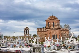 Friedhof in Griechenland: immer mehr Selbstmorde wegen der Schuldenkrise