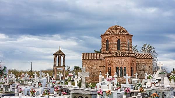 Friedhof in Griechenland: immer mehr Selbstmorde wegen der Schuldenkrise